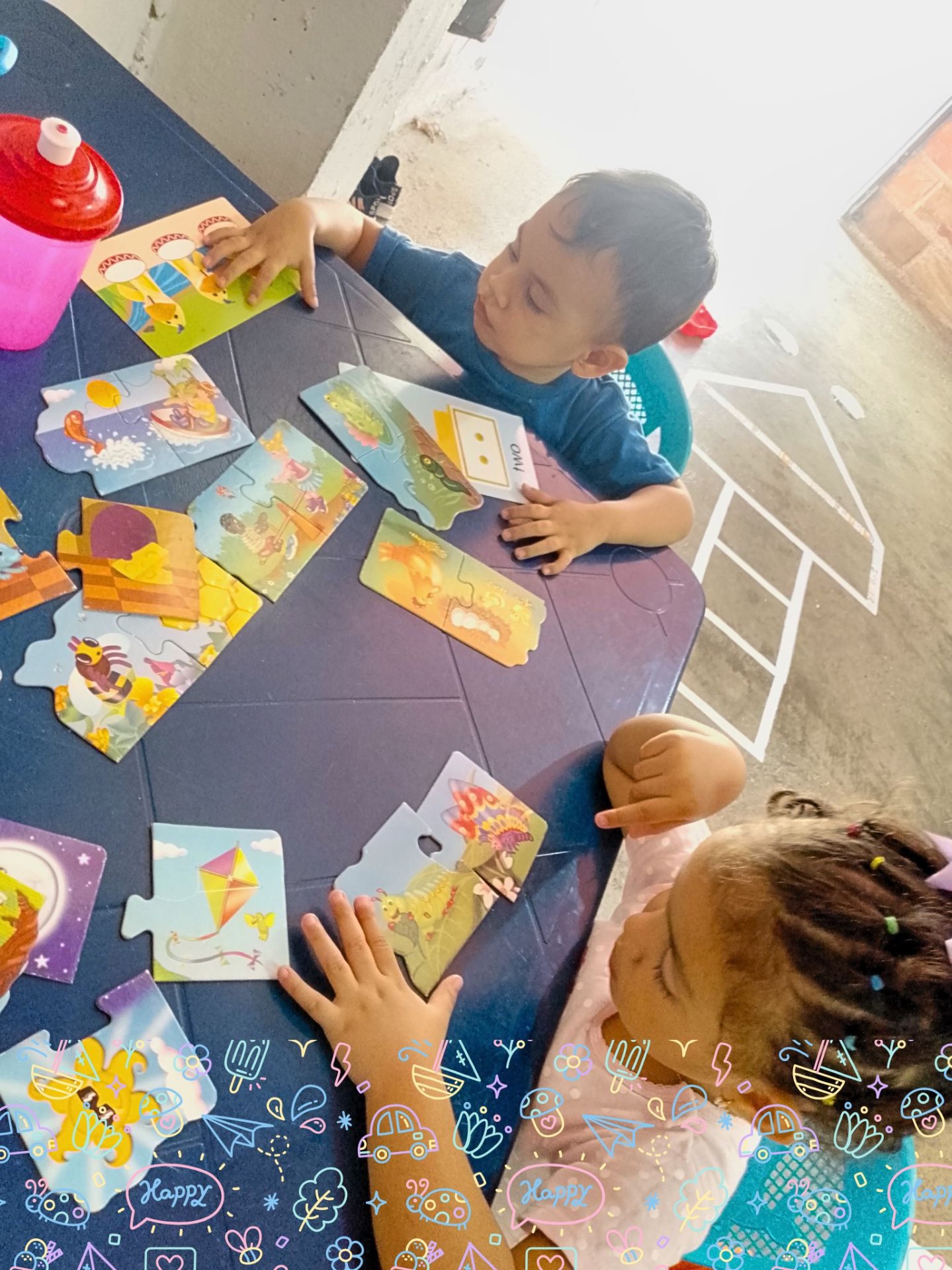 Niños armando rompecabezas