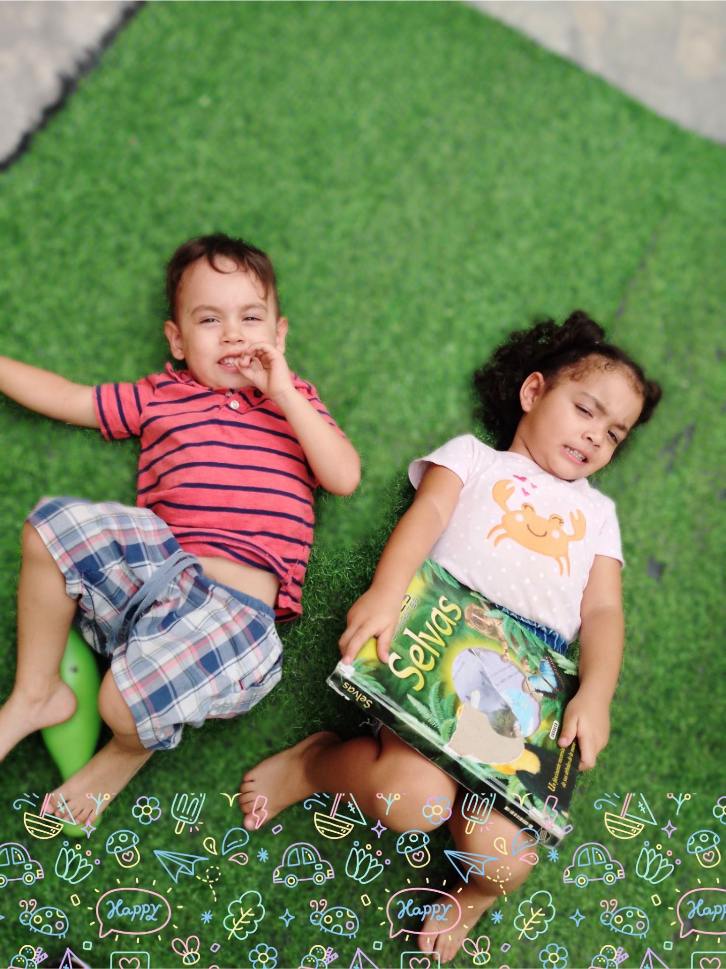 Niños jugando en el área verde